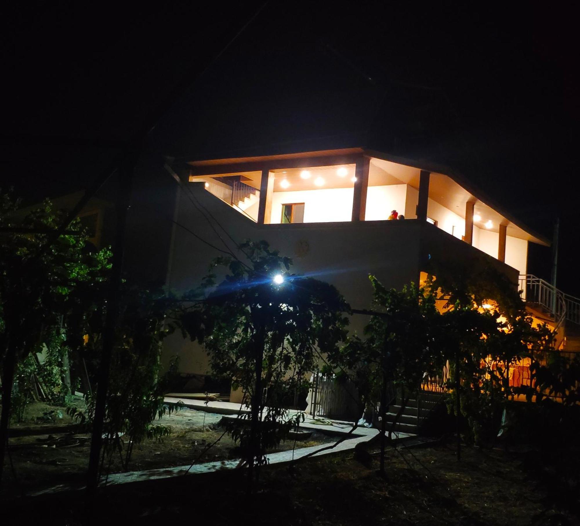 Apex Rest House Of 10 Rooms And Pool Erevan Exterior foto