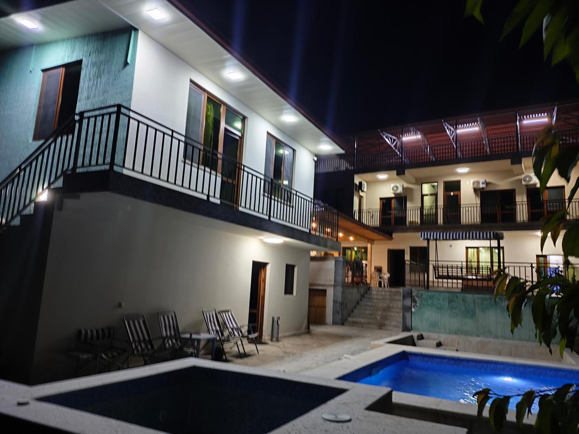 Apex Rest House Of 10 Rooms And Pool Erevan Exterior foto