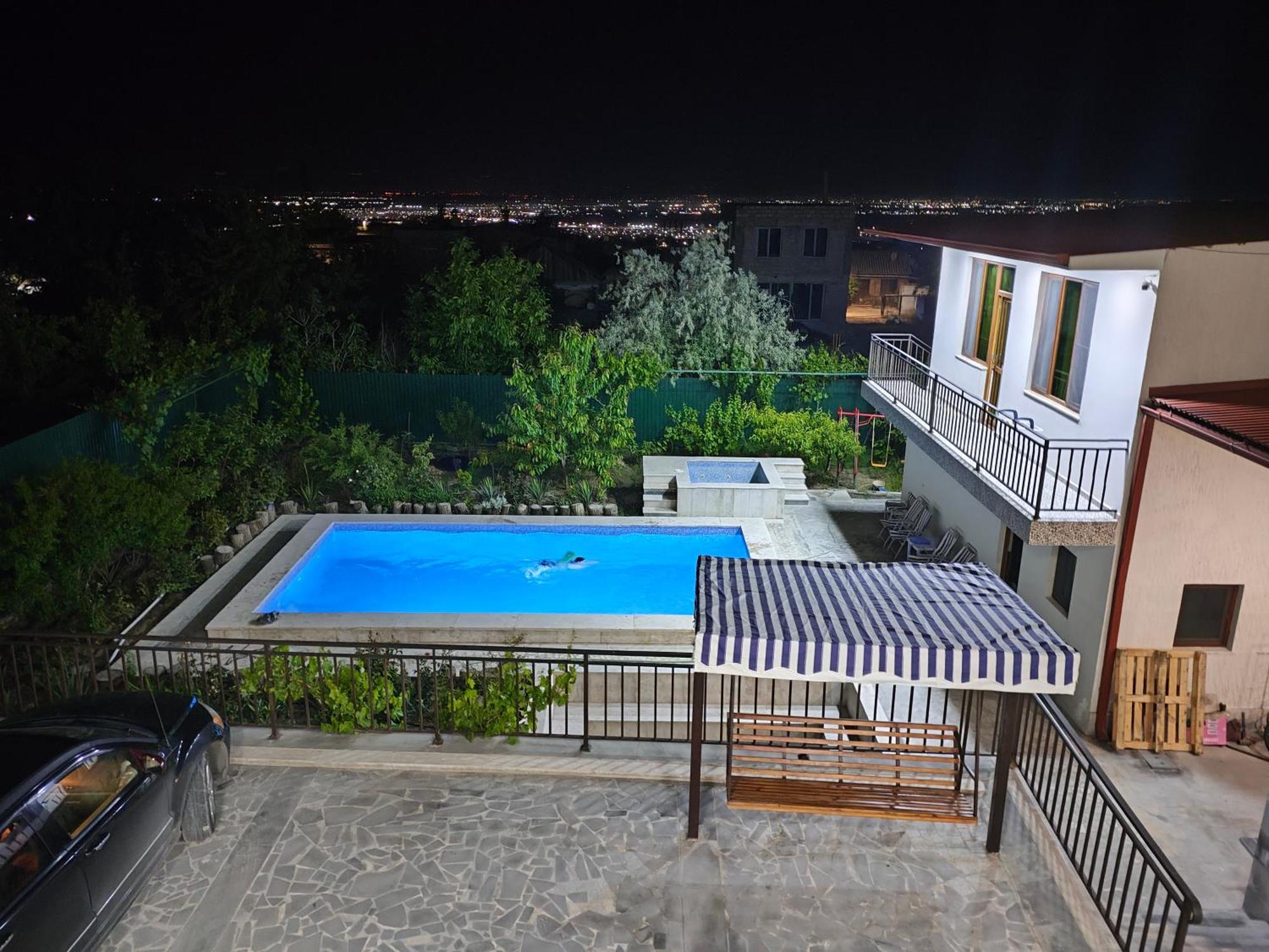 Apex Rest House Of 10 Rooms And Pool Erevan Exterior foto